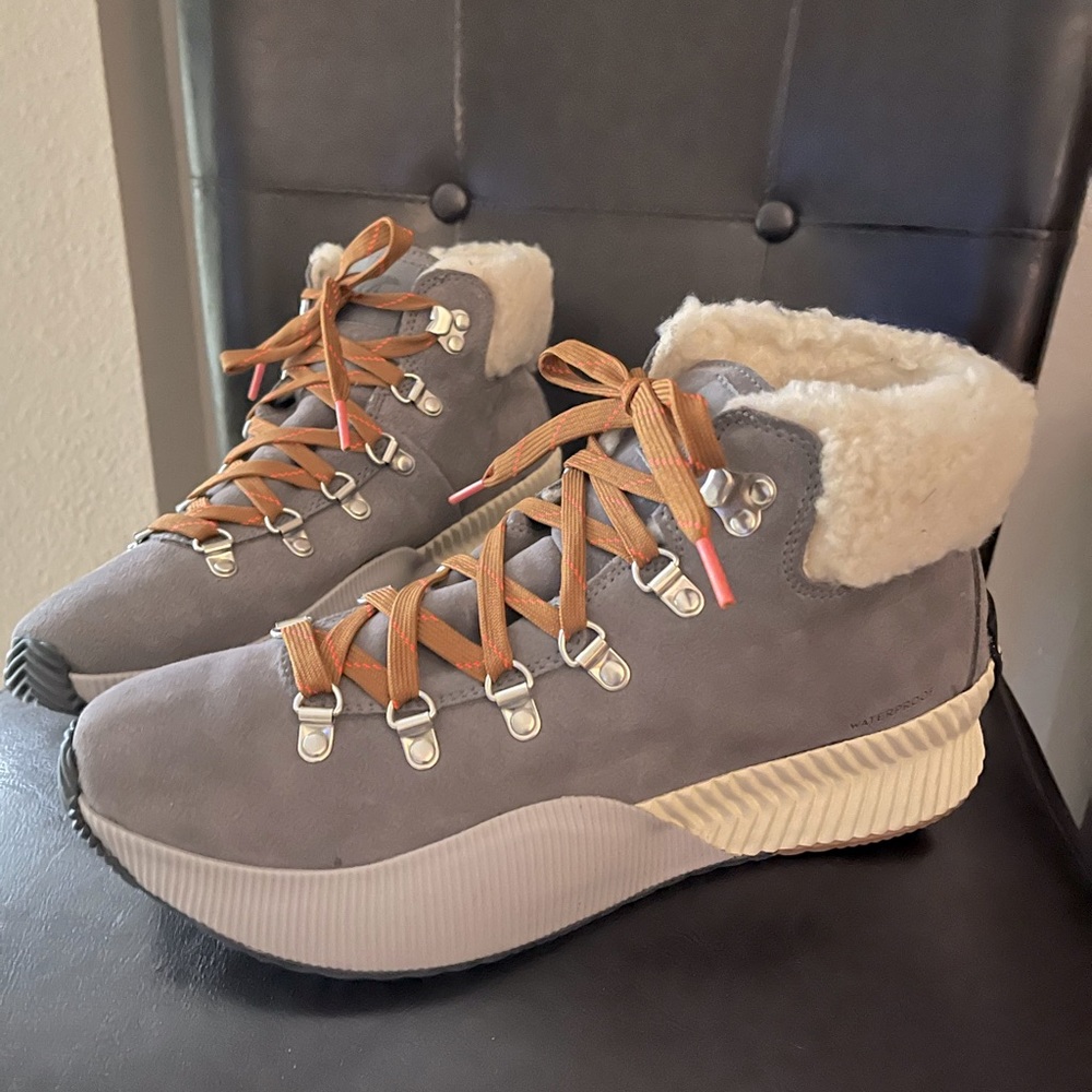 Sorel Out N About Conquest III Quarry/Fawn Size 10